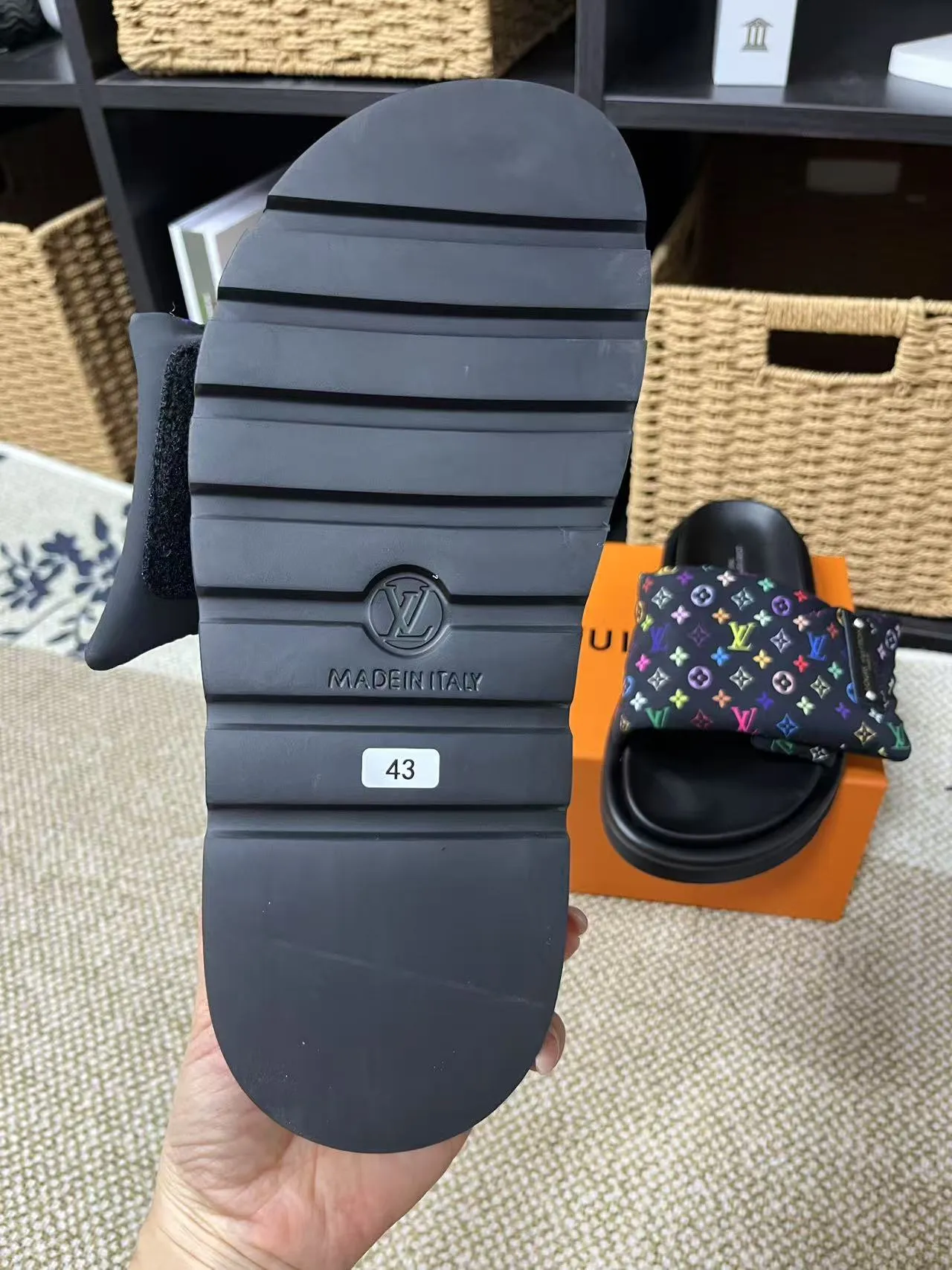 P340 yuan LV Louis Vuitton Full of high-end feel! A popular model among bloggers at home and abroad, it’s retro and fashionable, and looks stunning on your feet! Mainly recommended model on the official website★ ━━━━━ ЅᏇєєt ━━━━━ ▪️Upper: original calfskin ➕5D printing process ▪️Inner: imported mixed sheepskin ▪️Outsole: original molded foam outsole ▪️Size: Female 35-40 Men's 39-44 (women's 41 men's 45)